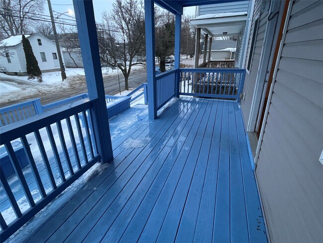 Building Photo - 817 W 2nd St