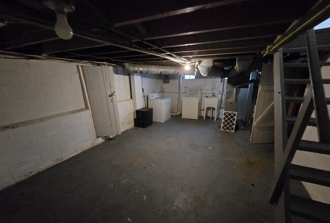 Building Photo - 10312 Nelson Ave