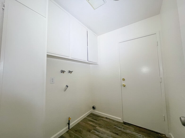 Laundry Room looking towards garage door - 25770 Mariposa St