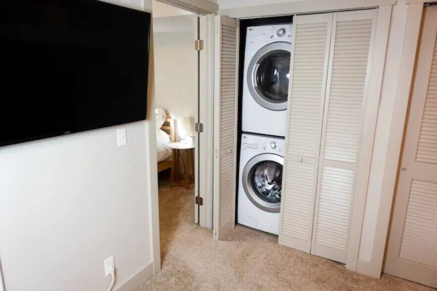 Building Photo - 913 Columbine Ave