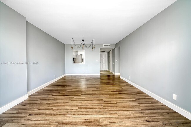 Building Photo - 400 Leslie Dr