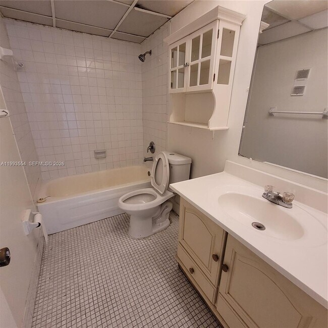 Building Photo - 10090 NW 80th Ct