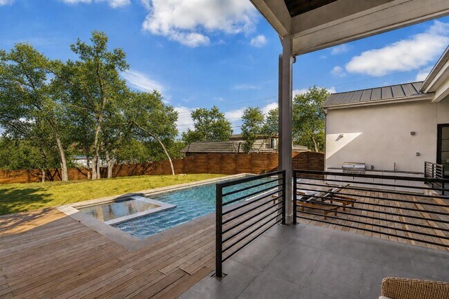 Building Photo - 6102 Forest Hills Dr