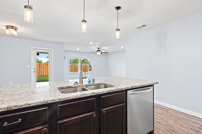 Building Photo - Redstone Commons 4bed/2bath Available Now!