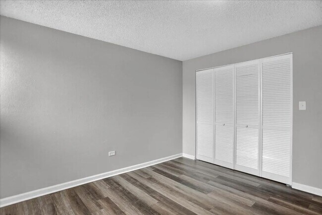 Building Photo - Beautifully Updated 1 Bed/1 Bath Apartment...