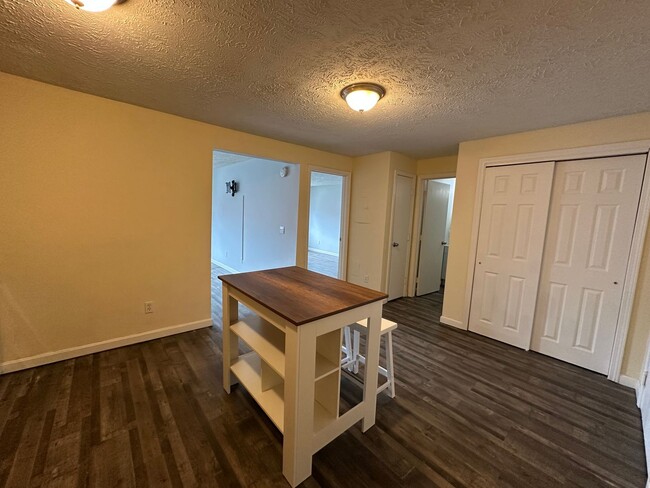 Building Photo - Spacious 2 Bedroom, 1 Bathroom On The West...
