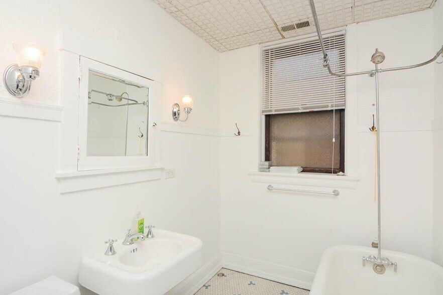 Building Photo - 1309 W Newport Ave