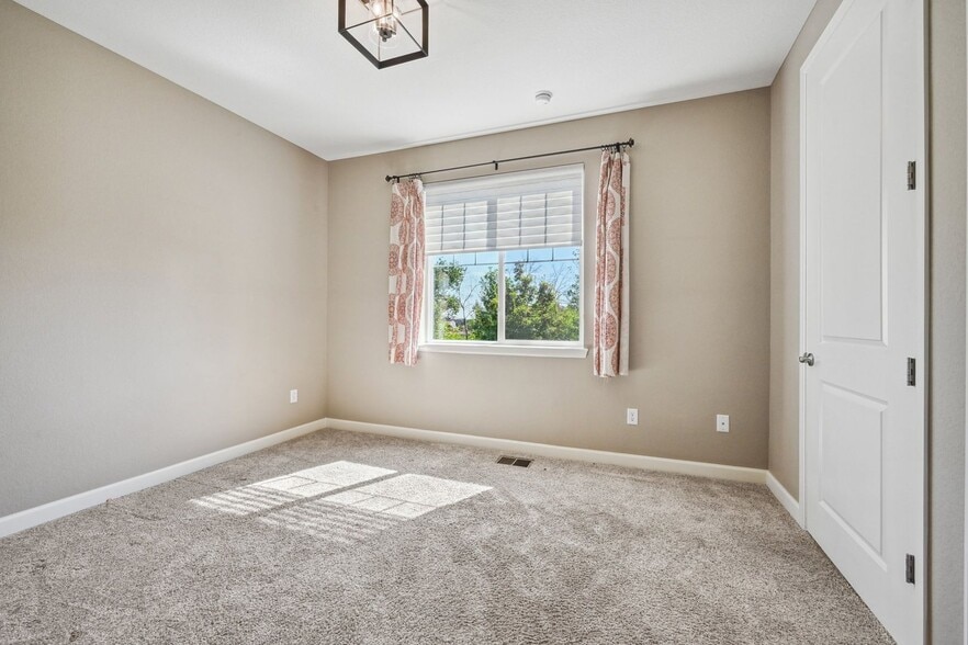 Building Photo - 917 Old Wagon Trail Cir