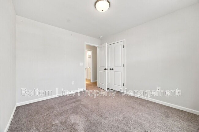 Building Photo - 739 Putney Hl Rd