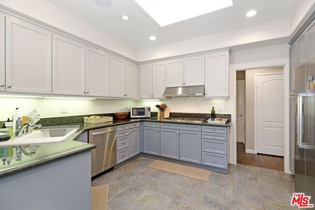Building Photo - 718 Palisades Dr