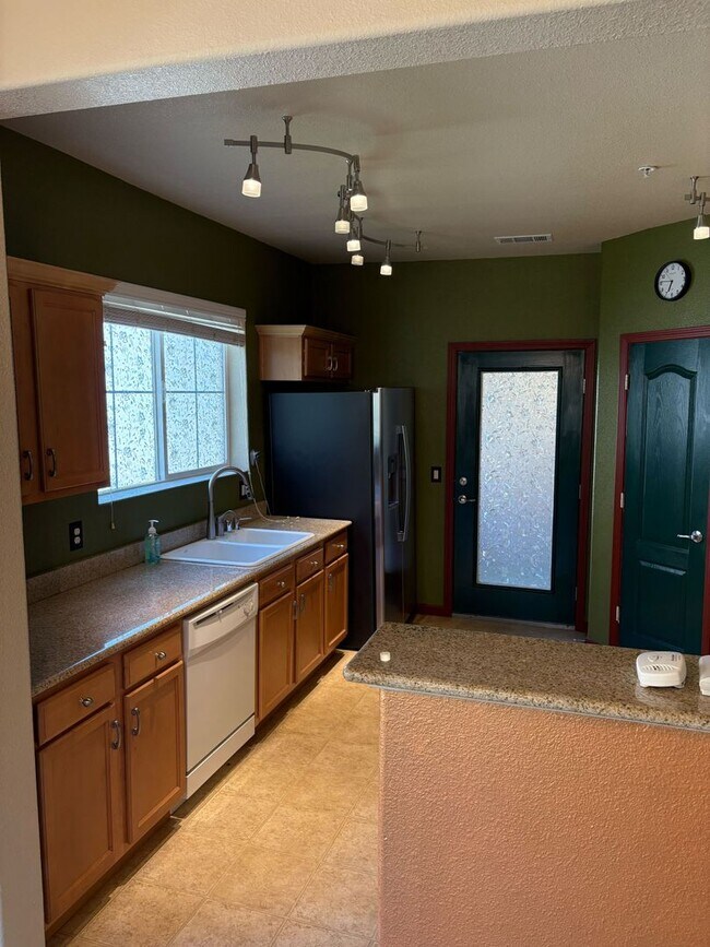 Building Photo - Modern Comfort in West Sacramento – 2 Bed,...
