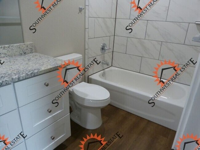 Building Photo - New Spacious 2 bedroom 2 bath Duplex.