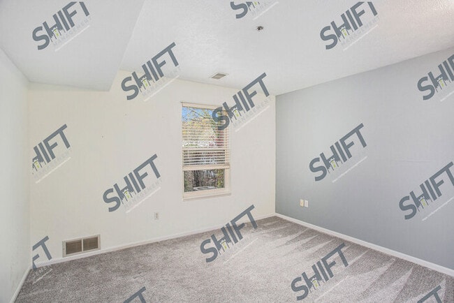 Building Photo - 3065 Poplar Creek - Updated Condo