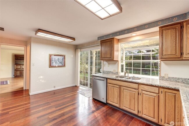 Building Photo - 12201 SE 65th Pl