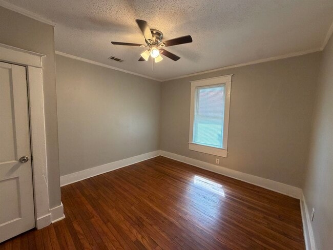Building Photo - 2078 Walker Ave
