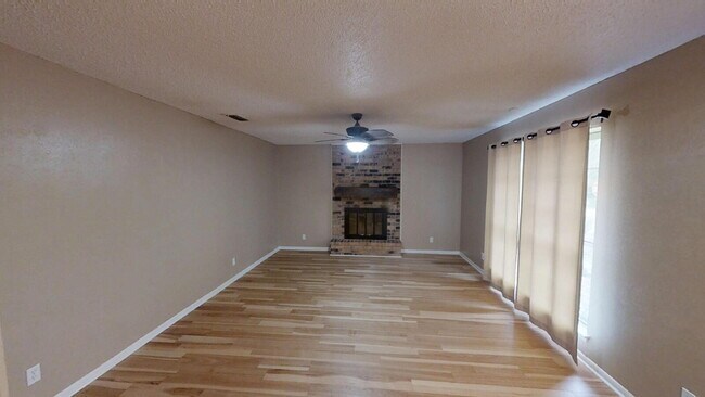 Building Photo - 414 W Voelter Ave