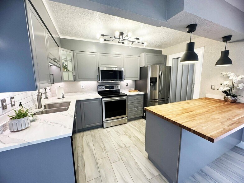 Building Photo - 321 Sandtree Dr