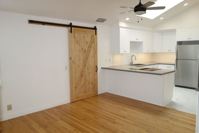 Building Photo - Charming 2 Bedroom in Heart of Downtown