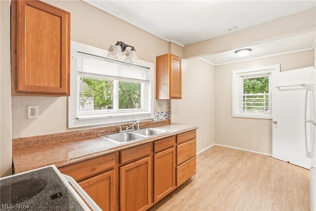 Building Photo - 285 Sumner Ct