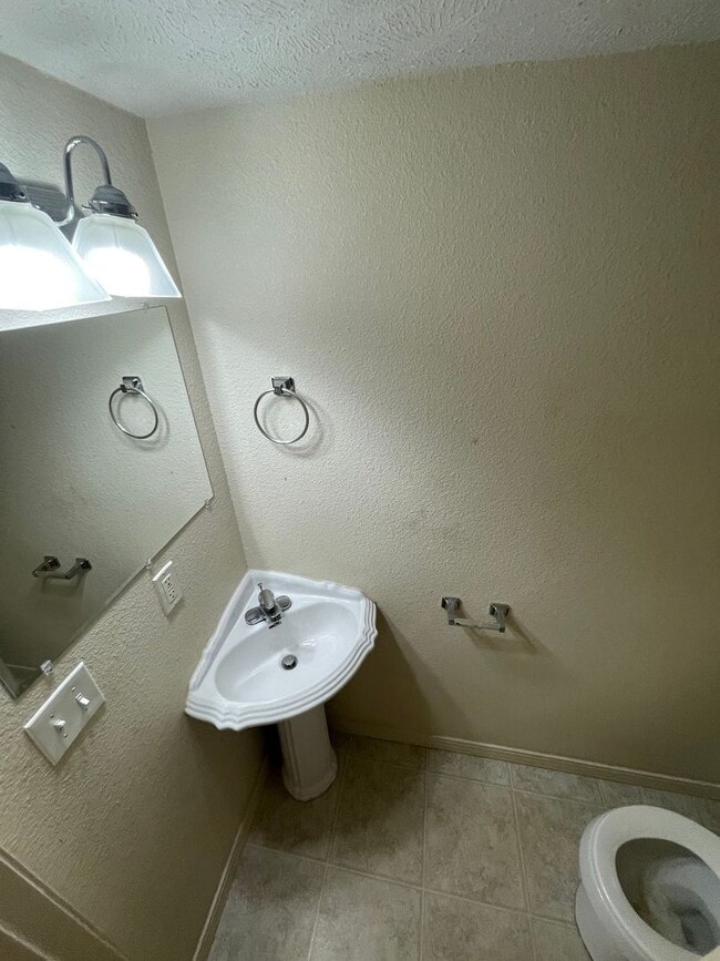 Building Photo - Spacious 3 bedroom, 2.5 bathroom Duplex