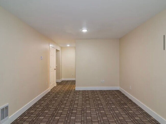Building Photo - Spacious 4-Bedroom duplex Near EWU – Cheney, WA