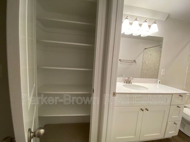 Building Photo - 5561 W Pkwy W