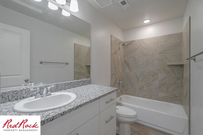 Building Photo - Gorgeous 3 Bedroom Townhome in Washington!
