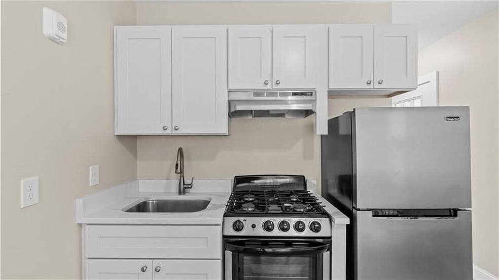 Building Photo - 16 Brinley St