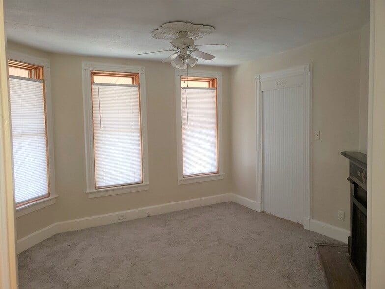 Living room (fireplace decoration only) - 4 High St