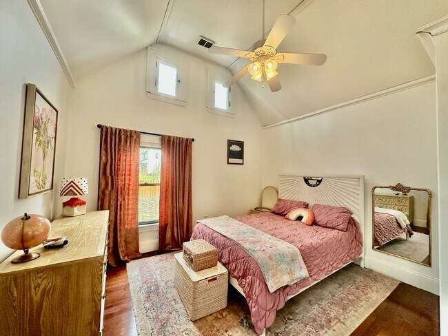 Building Photo - 516 Fourth Street 1.2 miles to CC, 4 Bed 2...
