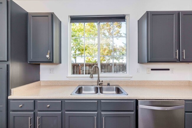 Building Photo - MOVE IN SPECIAL!!! $500 OFF FIRST MONTHS R...