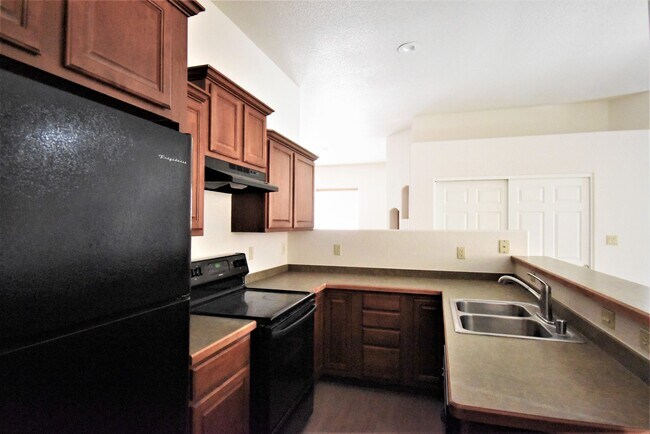 Building Photo - Beautiful 3 Bed/2Bath Townhouse Home off of Roadrunner Pkwy