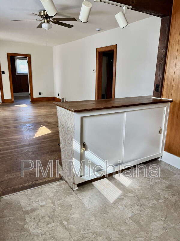 Building Photo - 126 Monmoor Ave