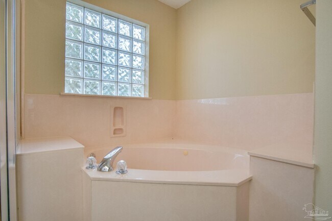 Building Photo - 2042 Hamilton Crossing Dr