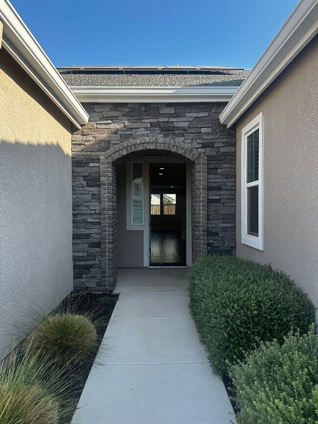 Building Photo - $500.00 off first full months if possessio...