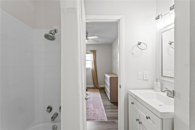 Building Photo - 4506 S Oak Dr