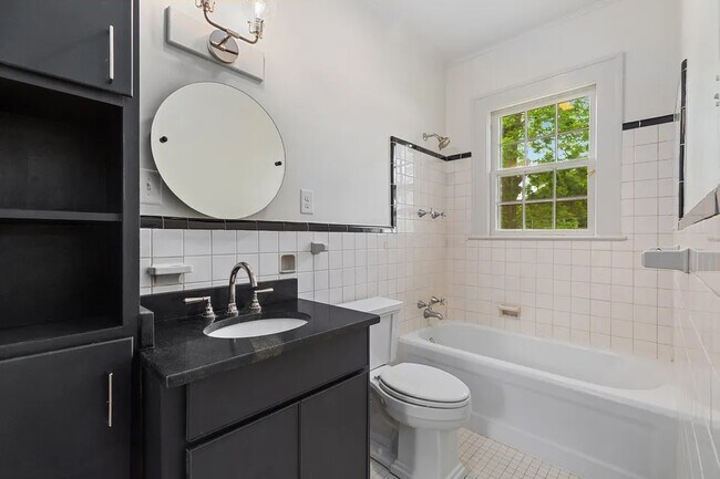Building Photo - Perry St LHP