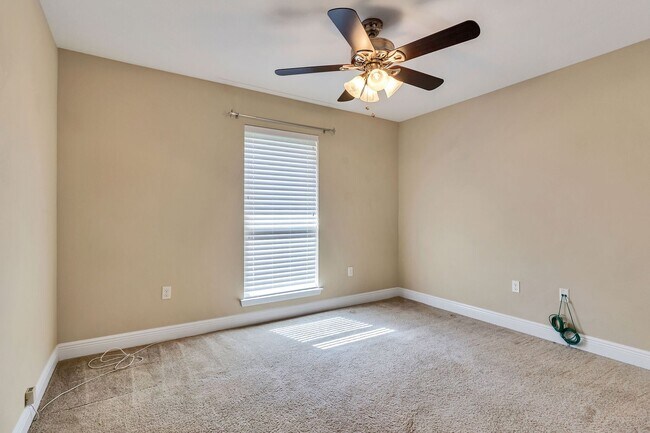 Building Photo - 4 Bedroom in Gulf Breeze!!