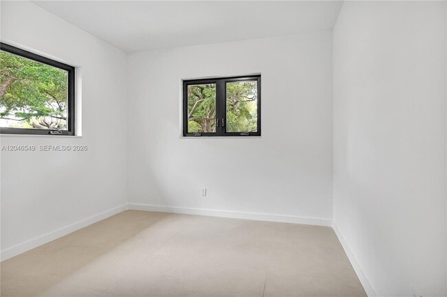 Building Photo - 950 Bayamo Ave