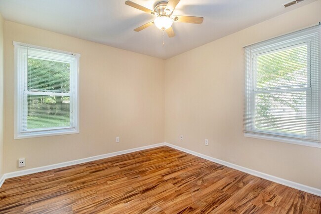 Building Photo - Contemporary, remodeled 920sqft., 3-bedroom, 1-bath single-family ranch with yard