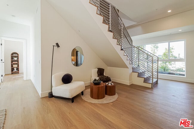 Building Photo - 611 N Virgil Ave