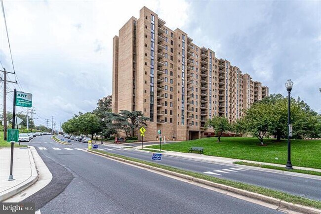 Building Photo - 4500 S Four Mile Run Dr