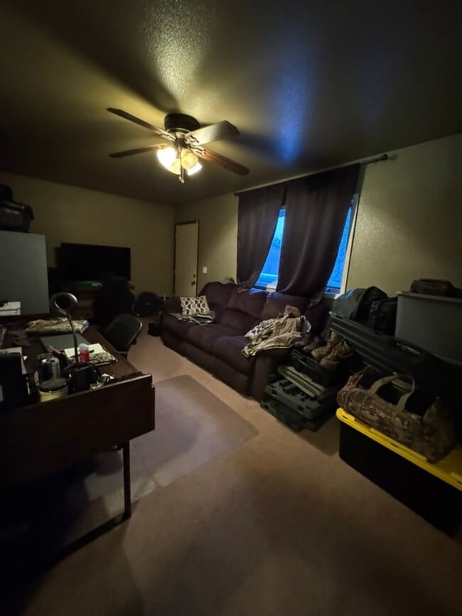 Building Photo - 4 Bedroom, 2 Bath, 1 Car Garage home in the middle of town.