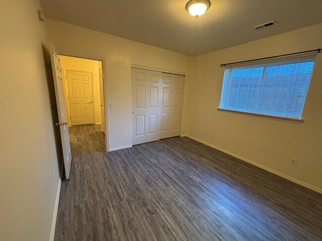 Building Photo - 726-728 E Spokane Ave