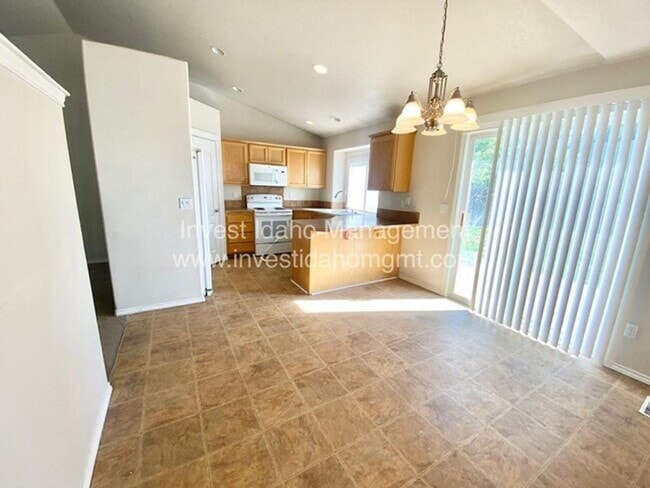 Building Photo - Lovely 4 bedroom (+ 2 living rooms) 2.5 ba...