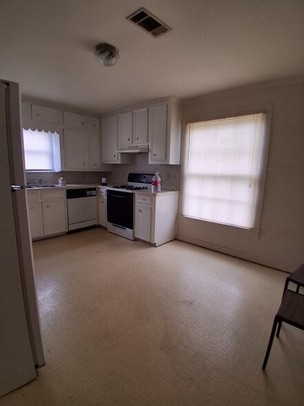 Building Photo - 204 Holderrieth Blvd