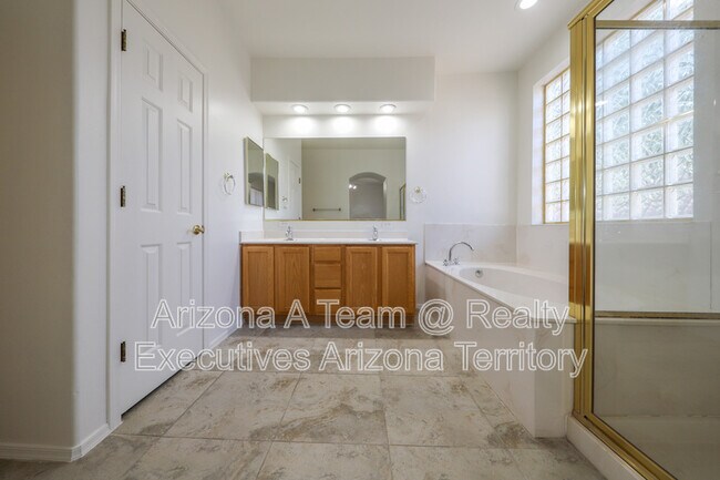 Building Photo - 352 S Vía De Los Rosales