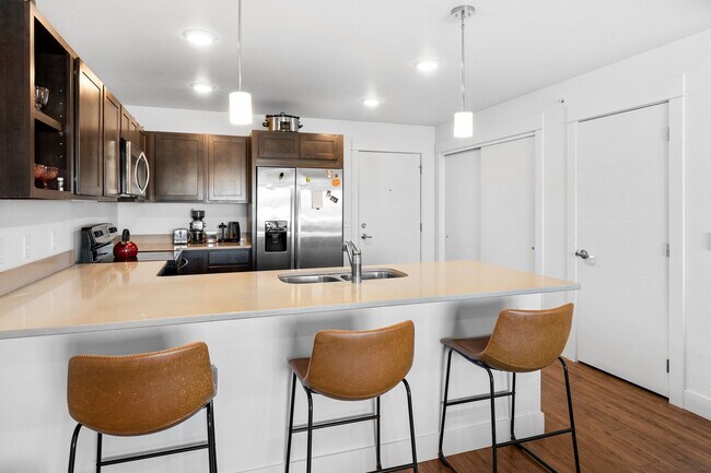 Building Photo - Summit Units: 2 Bedrooms 2 Bathrooms