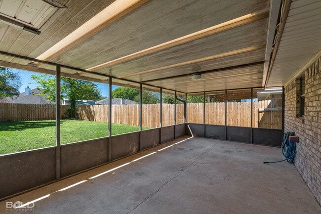 Building Photo - 2542 Spruce Dr