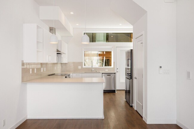 Building Photo - South Seattle Newer Townhome - Great location and floorplan
